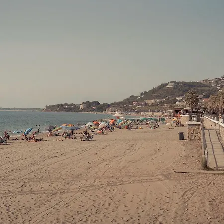 De Rosa 4 Posti Letto, Vicino Al Centro E Al Mare, Con Terrazza, Aria Condizionata, Parcheggio Privato E Wifi