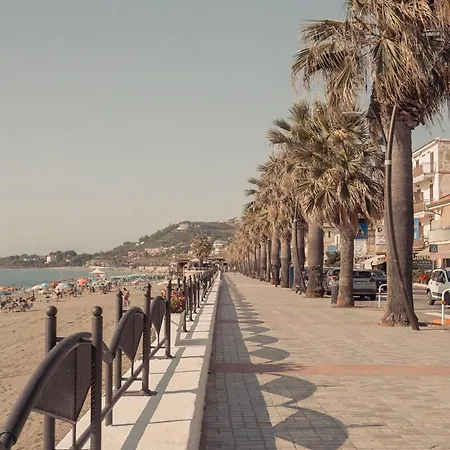 De Rosa 4 Posti Letto, Vicino Al Centro E Al Mare, Con Terrazza, Aria Condizionata, Parcheggio Privato E Wifi Agropoli