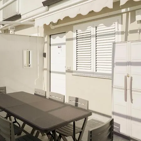 Appartement De Rosa 4 Posti Letto, Vicino Al Centro E Al Mare, Con Terrazza, Aria Condizionata, Parcheggio Privato E Wifi
